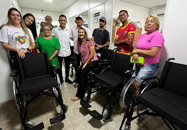 Prefeitura de Esperantina entrega de cadeiras de rodas e de banho