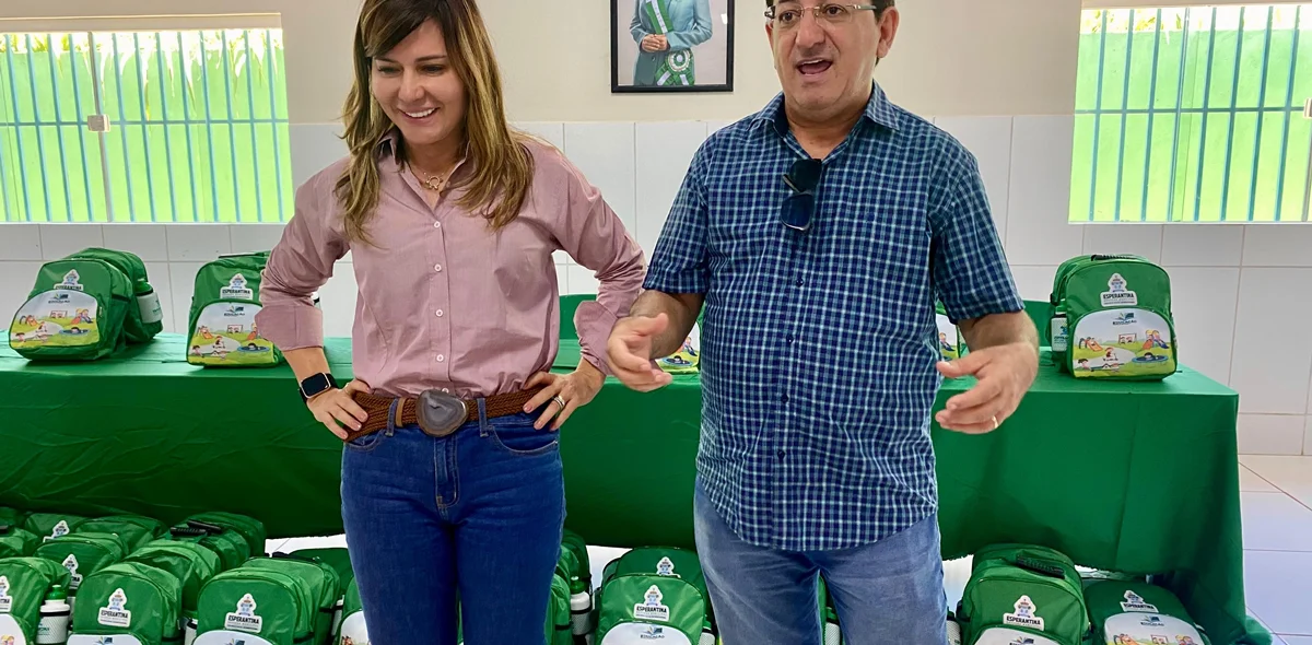 Prefeitura de Esperantina entrega kits escolares para alunos da rede municipal