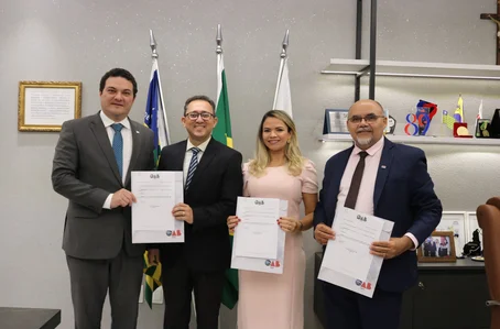 Presidente Celso Barros empossando novos membros