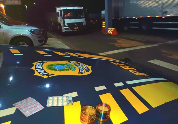 PRF apreende 27 comprimidos de rebite com caminhoneiro