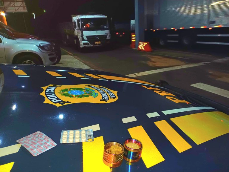 PRF apreende 27 comprimidos de rebite com caminhoneiro