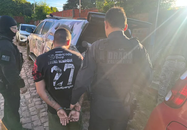 Prisão realizada pelo DRACO durante operação na Grande Pedra Mole