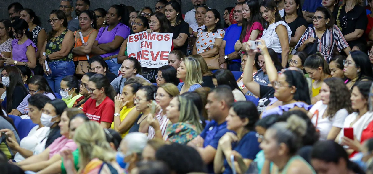 Professore lotaram a Câmara Municipal