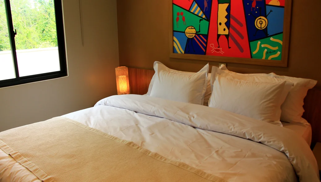 Quarto possui tamanho amplo com boa iluminação