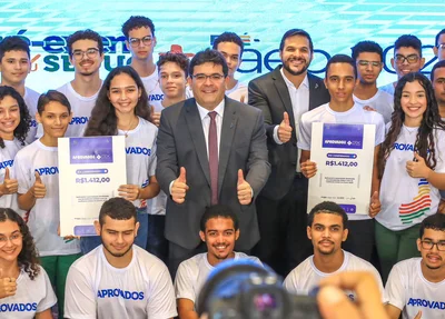 Rafael Fonteles ladeado por estudantes
