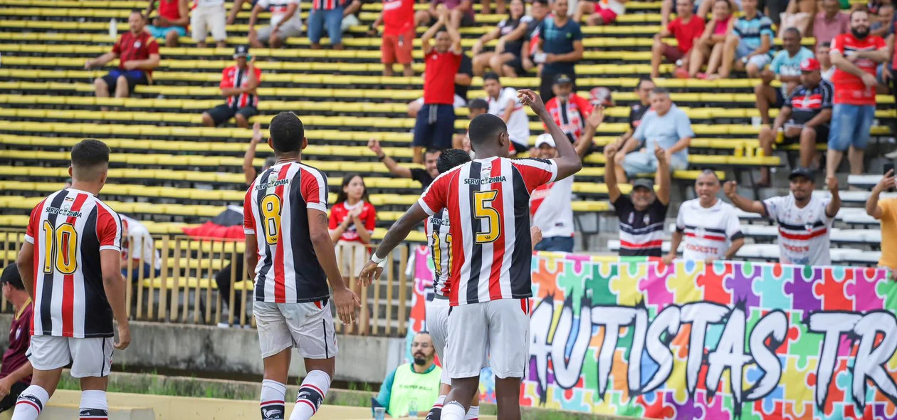 River é ovacionado pela torcida após empate contra o Águia de Marabá