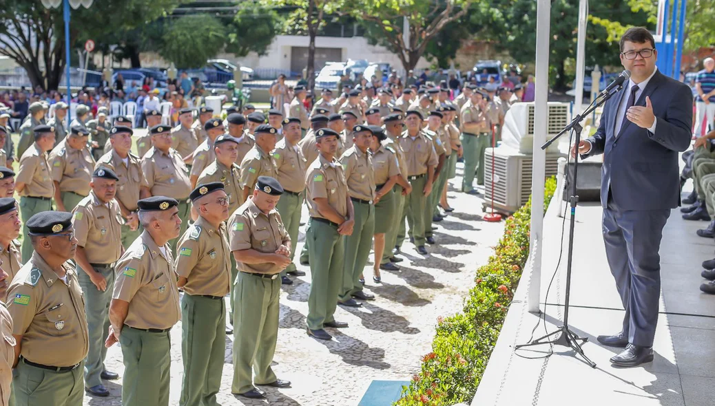 Secretário Chico Lucas durante discurso para os policiais neste 21 de abril