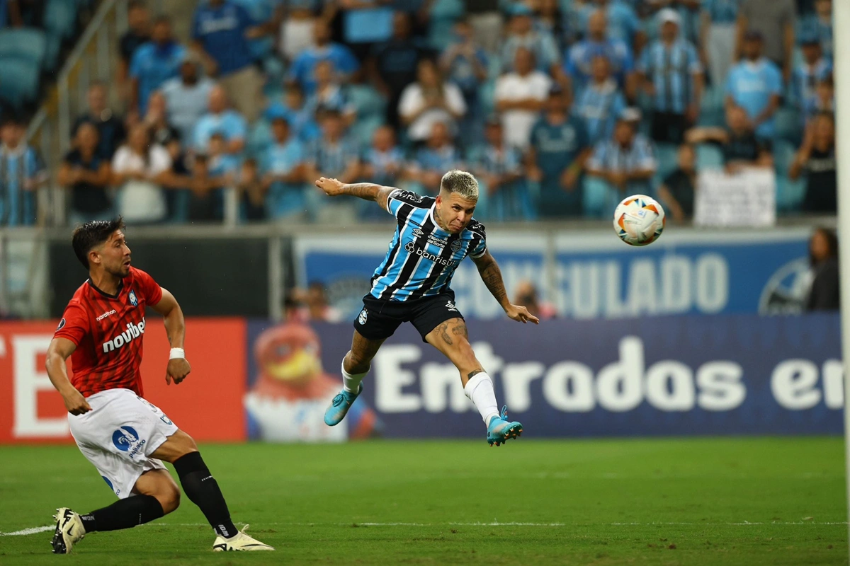 Soteldo tenta cabeçear durante o jogo