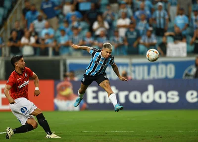 Soteldo tenta cabeçear durante o jogo
