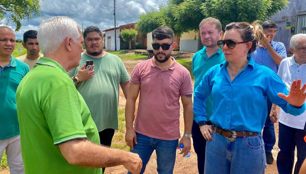 Themístocles Filho com responsáveis por visita da nova Estação de Tratamento de Esgotos de Esperantina