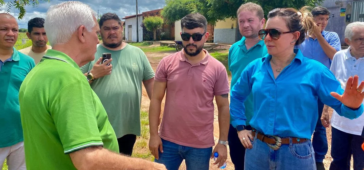 Themístocles Filho com responsáveis por visita da nova Estação de Tratamento de Esgotos de Esperantina