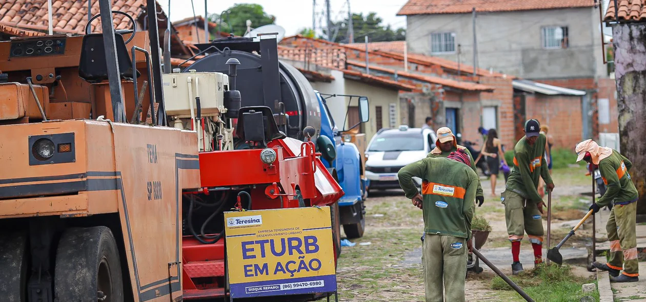 Trabalhadores limpando a rua para receber o asfalto