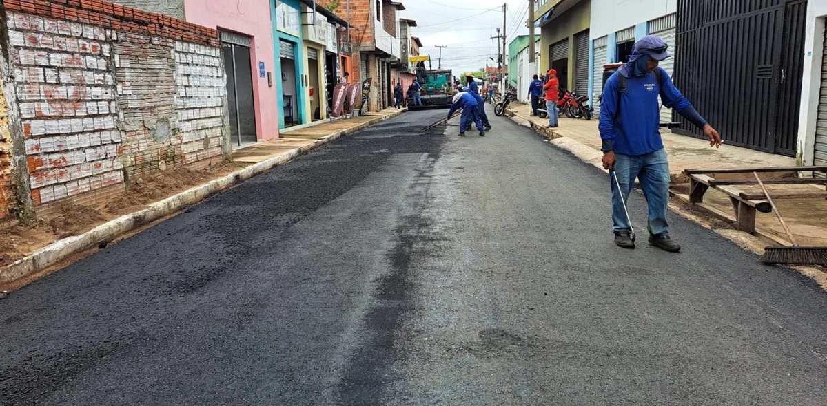 Trablhadores realizando os serviços nas ruas