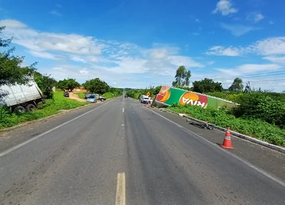 Veículos tombaram, um em cada lado da BR 316