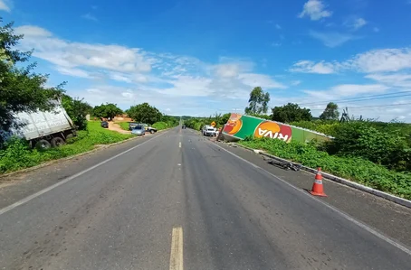 Veículos tombaram, um em cada lado da BR 316