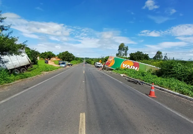Veículos tombaram, um em cada lado da BR 316