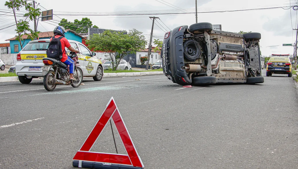Viatura da Polícia Penal tombada após acidente na zona sul de Teresina