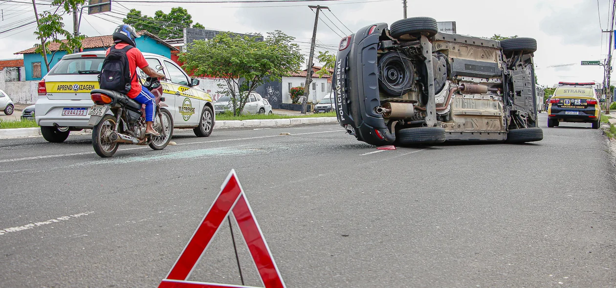 Viatura da Polícia Penal tombada após acidente na zona sul de Teresina