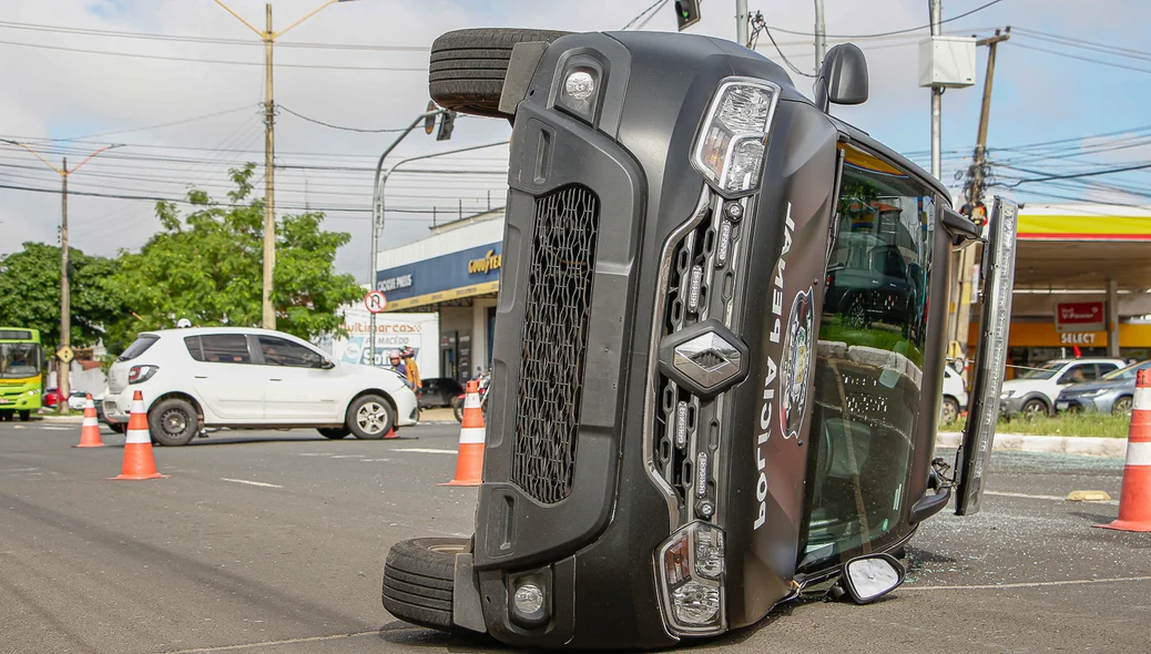 Viatura da Polícia Penal tombada após acidente