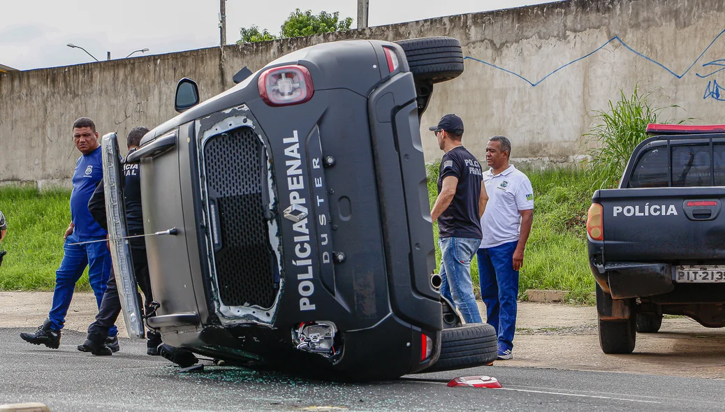 Viatura da Polícia Penal tombada