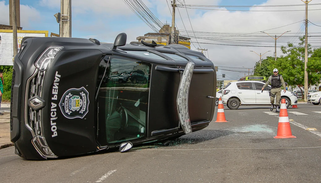 Viatura da Polícia Penal tombada
