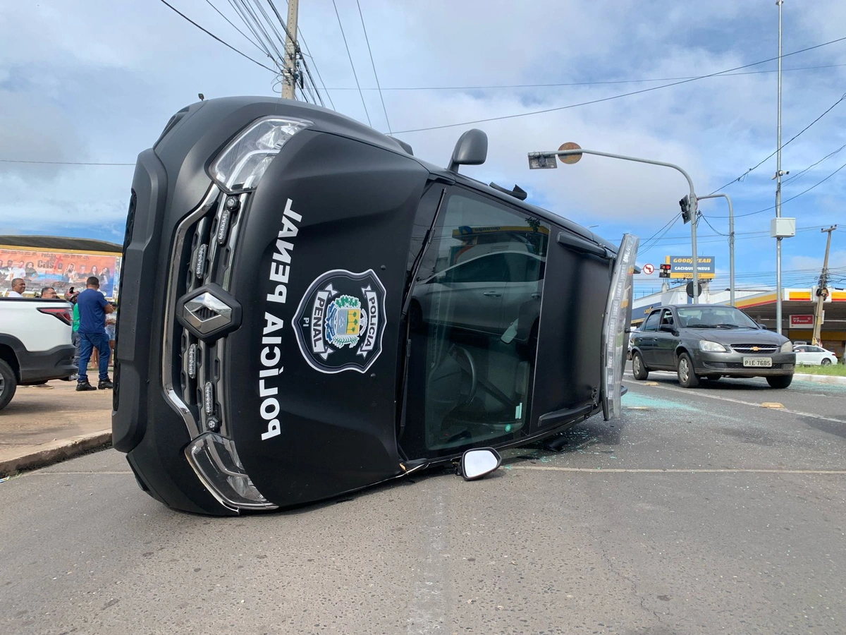 Viatura tombou após colidir com o Sandero