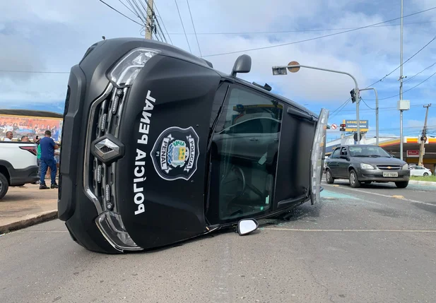 Viatura tombou após colidir com o Sandero