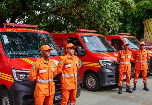 Viaturas entregues ao Corpo de Bombeiros