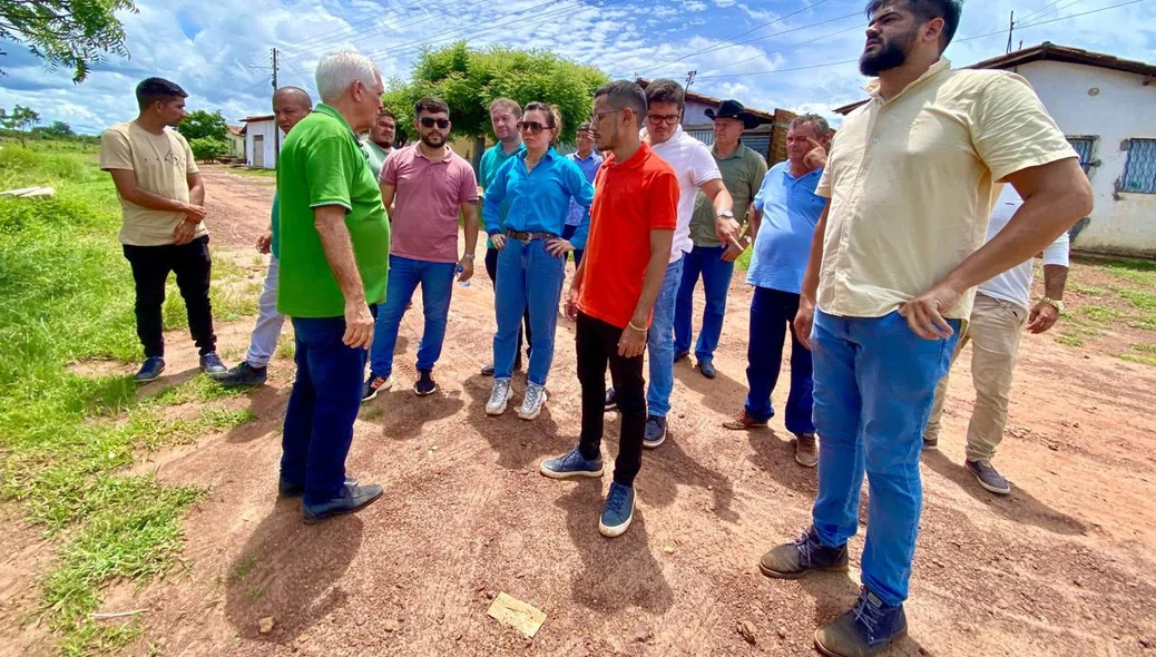 Vice-governador, secretários, vereadores e engenheiros visitam local destinado à futura ETE de Esperantina