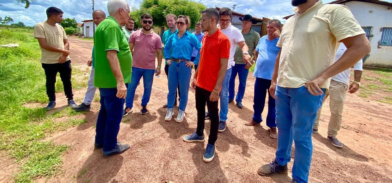 Vice-governador, secretários, vereadores e engenheiros visitam local destinado à futura ETE de Esperantina