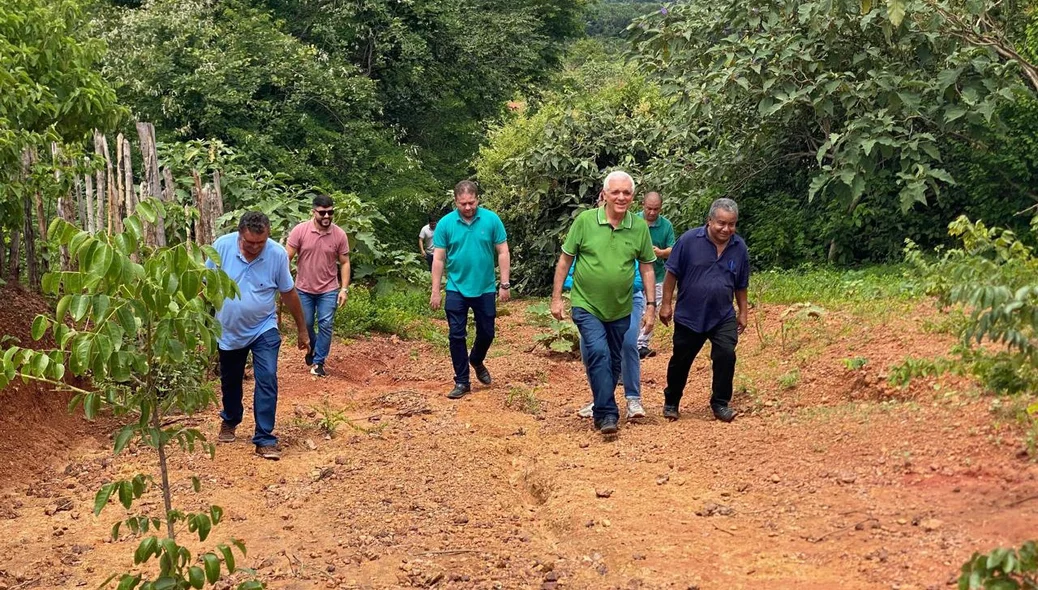 Vice-governador, secretários, vereadores e engenheiros visitam local destinado à futura ETE de Esperantina