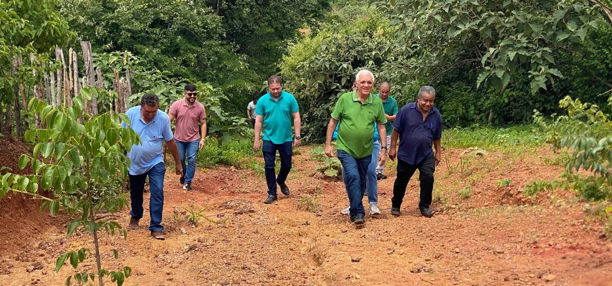 Vice-governador, secretários, vereadores e engenheiros visitam local destinado à futura ETE de Esperantina