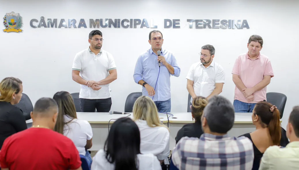 Vinício Ferreira discursando para os presentes