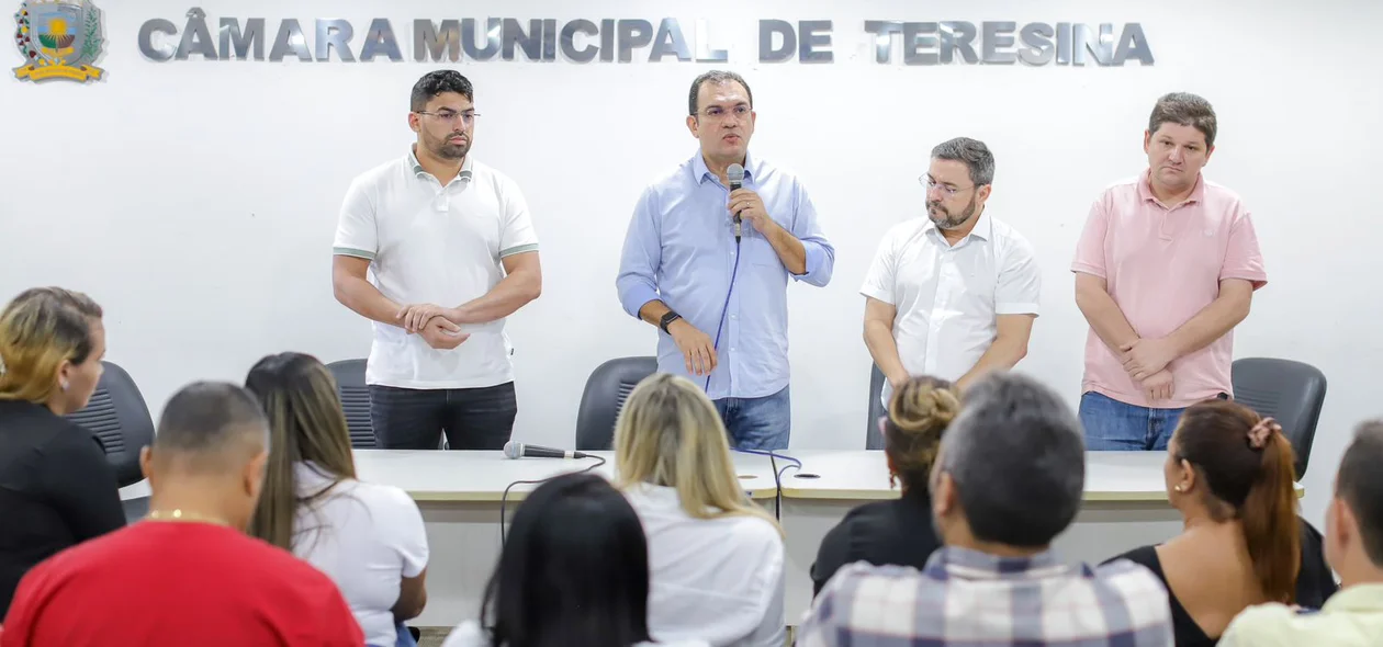 Vinício Ferreira discursando para os presentes