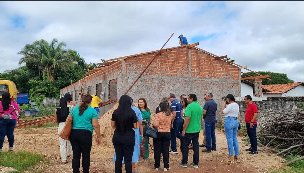 Visita das autoridades em uma das obras