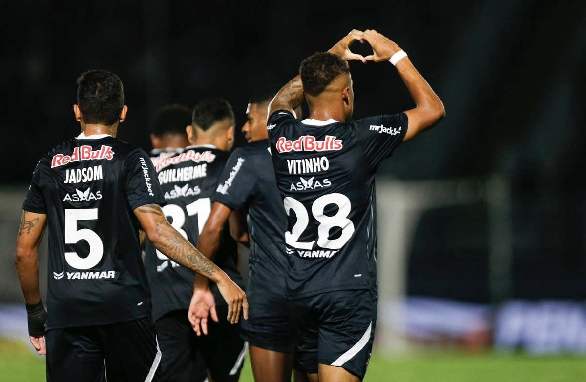 Vitinho fez o gol em cima do Vasco