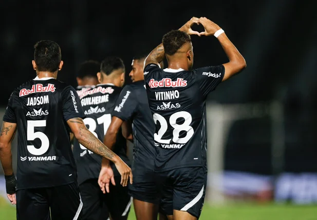 Vitinho fez o gol em cima do Vasco