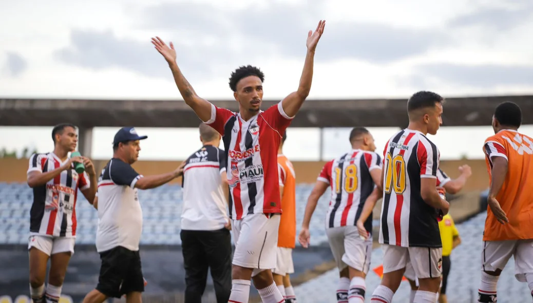 Wesley Souza comemora gol do River com a torcida