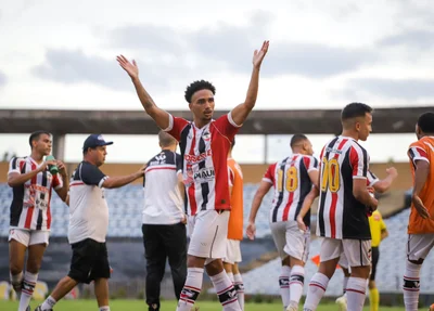 Wesley Souza comemora gol do River com a torcida