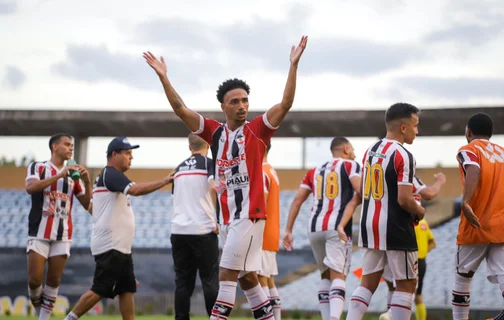 Wesley Souza comemora gol do River com a torcida
