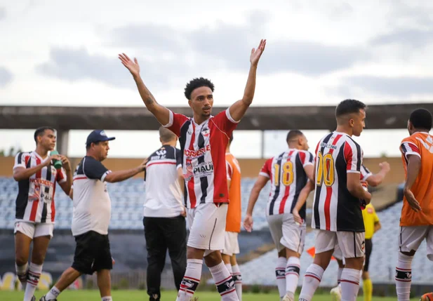 Wesley Souza comemora gol do River com a torcida
