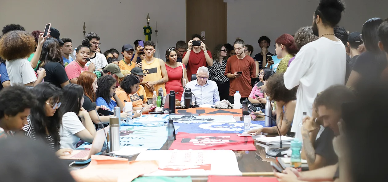 A reunião ocorreu na reitoria da instituição