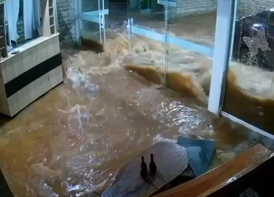 Água invadindo casa no Rio Grande do Sul