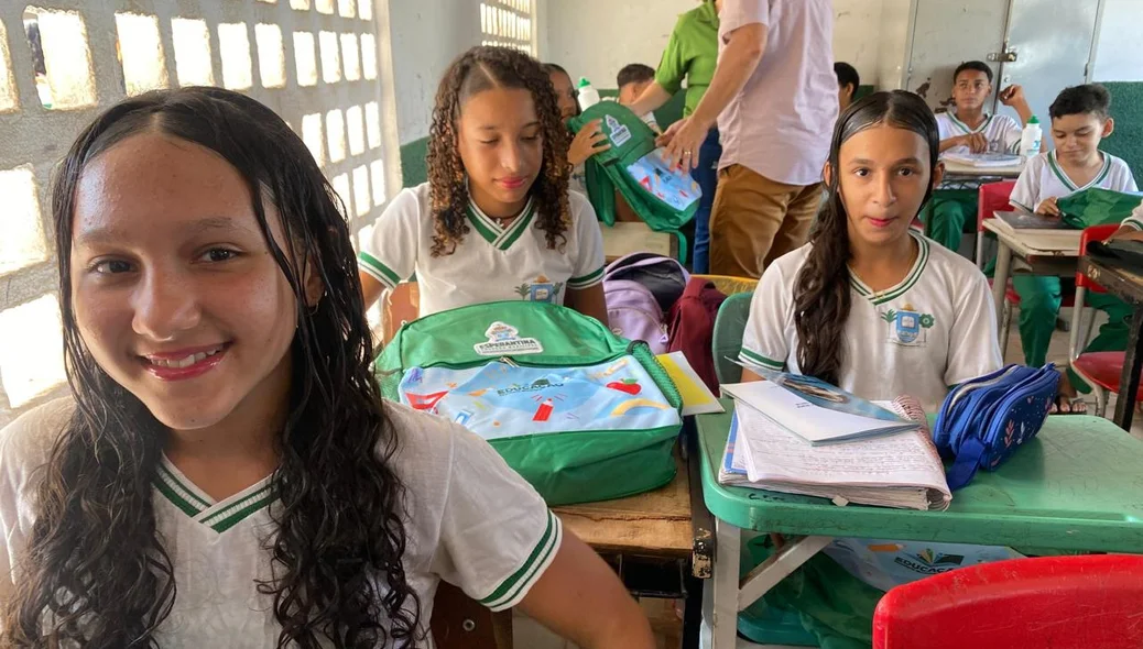 Alunas da rede municipal de ensino que receberam os kits