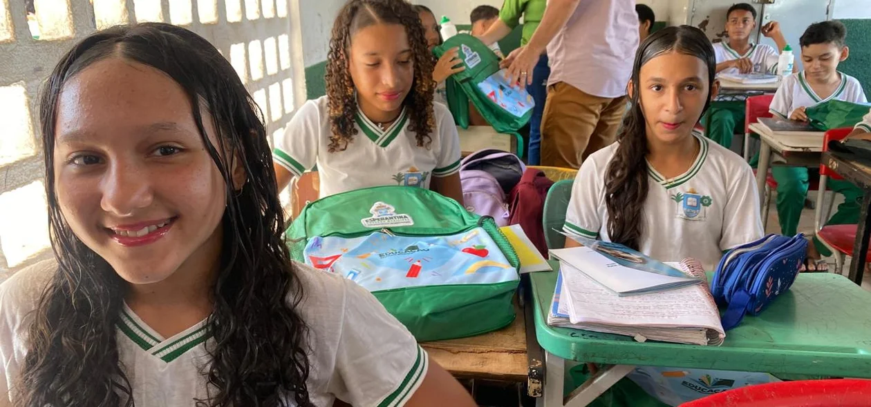 Alunas da rede municipal de ensino que receberam os kits
