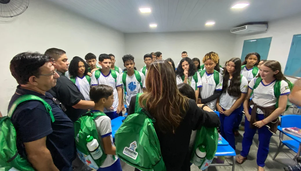 Alunos da Escola Municipal Professora Maria Pinheiro de Castro receberam os kits