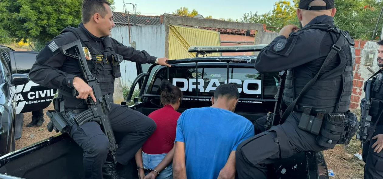 Alvos sendo conduzidos pelos policiais do DRACO