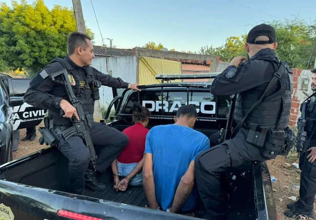 Alvos sendo conduzidos pelos policiais do DRACO