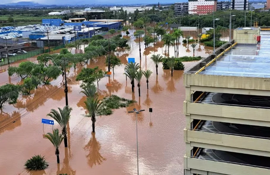 Área externa do Aeroporto de Porto Alegre totalmente alagada