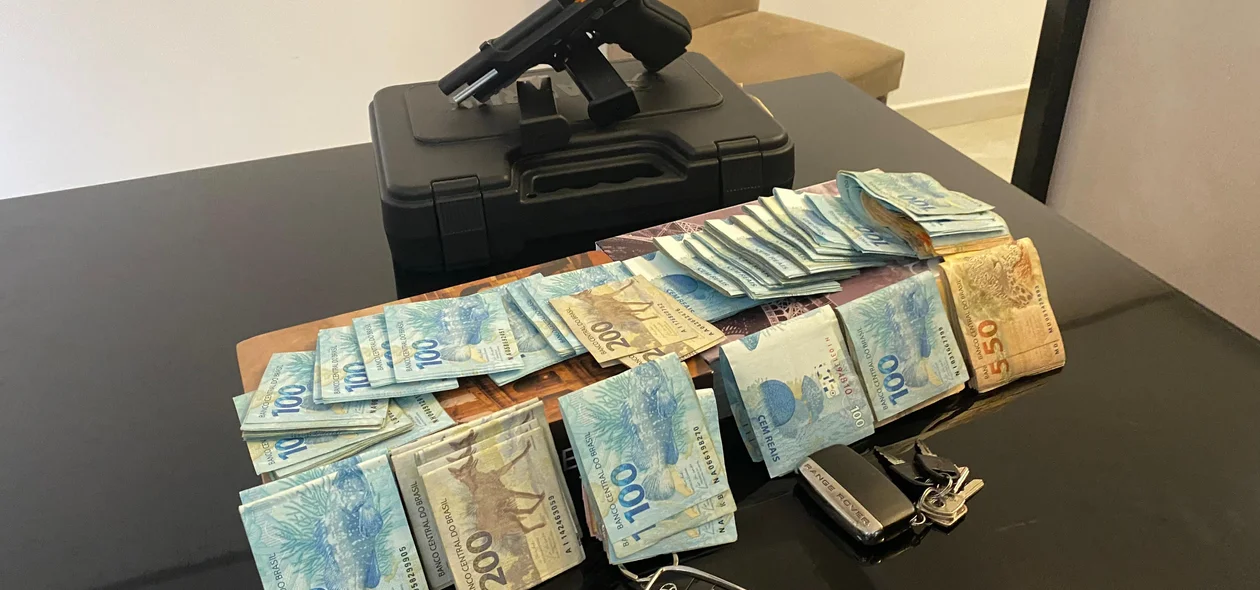 Arma, dinheiro e veículos apreendidos